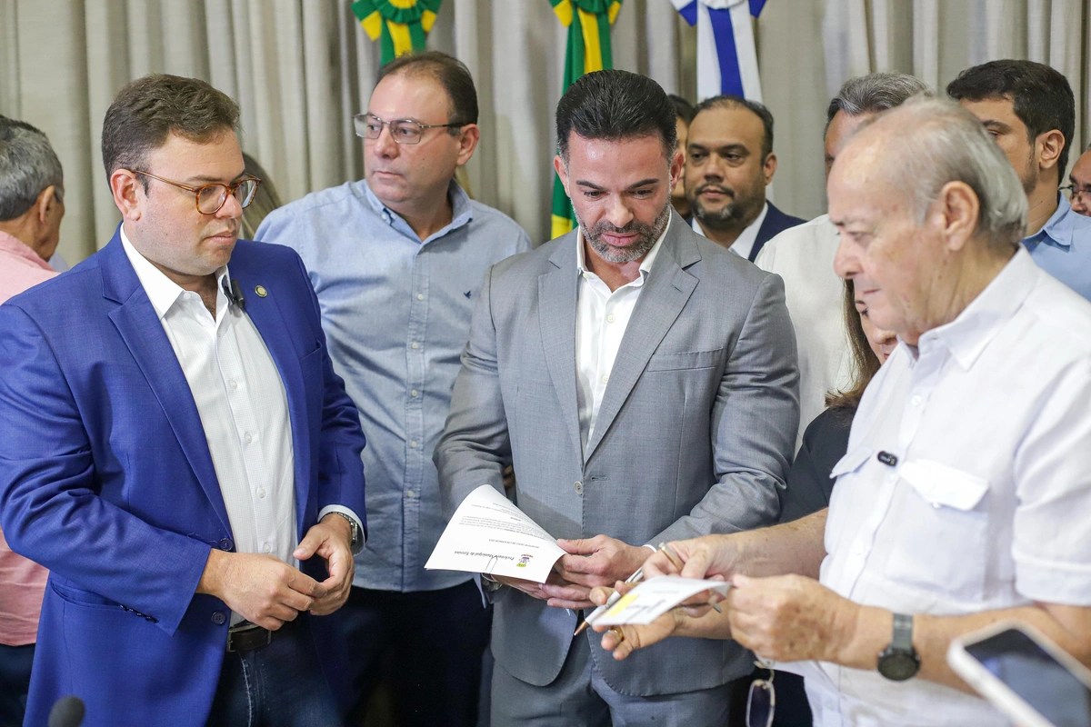 Sílvio Mendes empossa Bessah Sá e Aluísio Sampaio