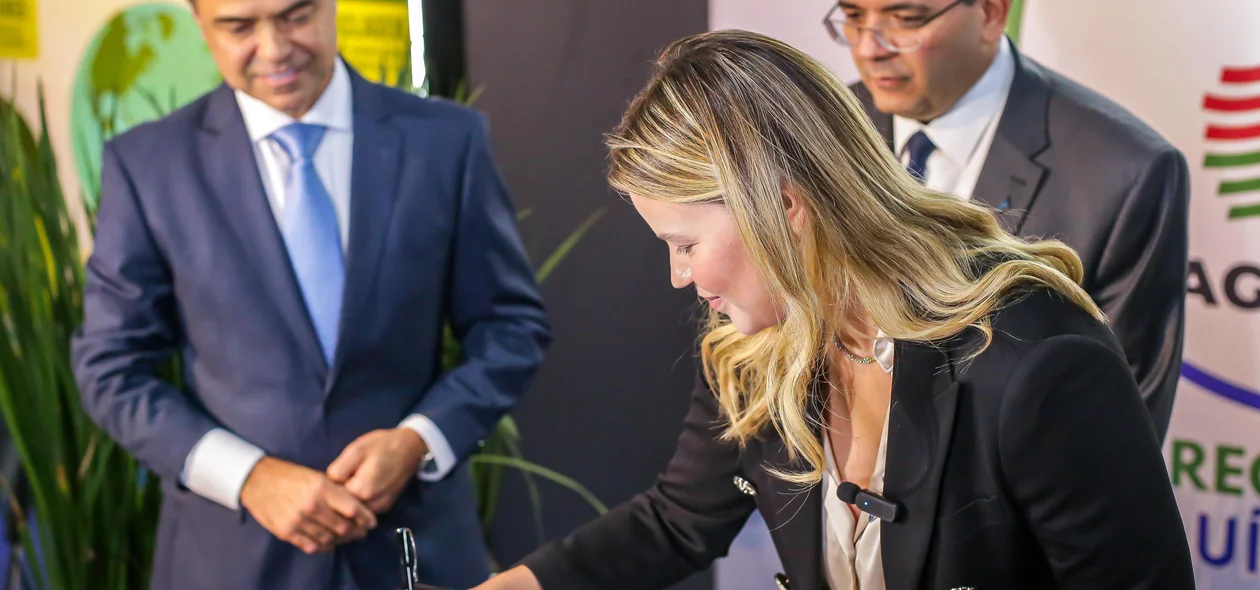 Thaís Araripe, diretora da Agrespi, em assinatura de convênio com Aneel