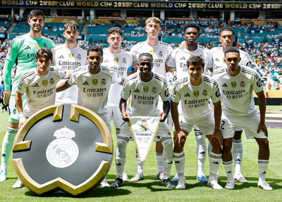 Time do Real Madrid posa para fotos antes do confronto com Al-Hilal