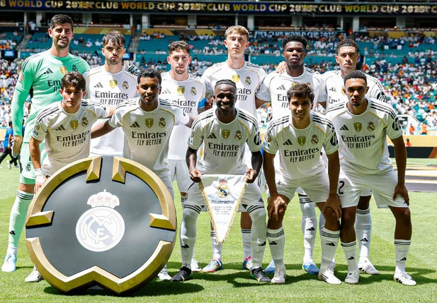 Time do Real Madrid posa para fotos antes do confronto com Al-Hilal