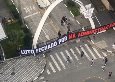 Torcida do Corinthians invade sede social do clube