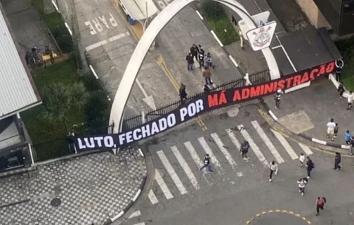 Torcida do Corinthians invade sede social do clube