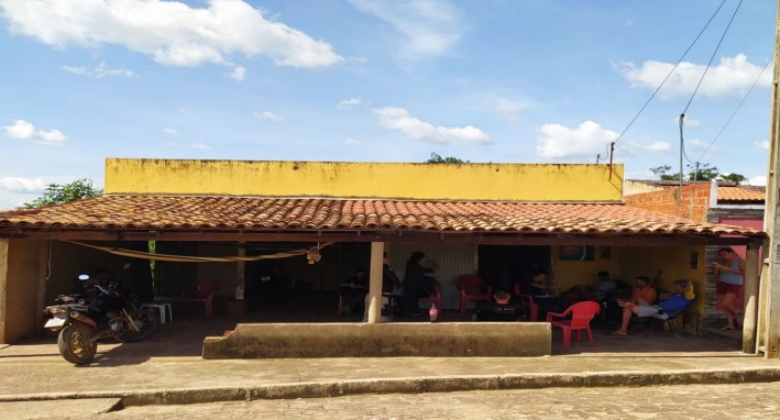 Trabalhadores dormiam na parte de fora do alojamento
