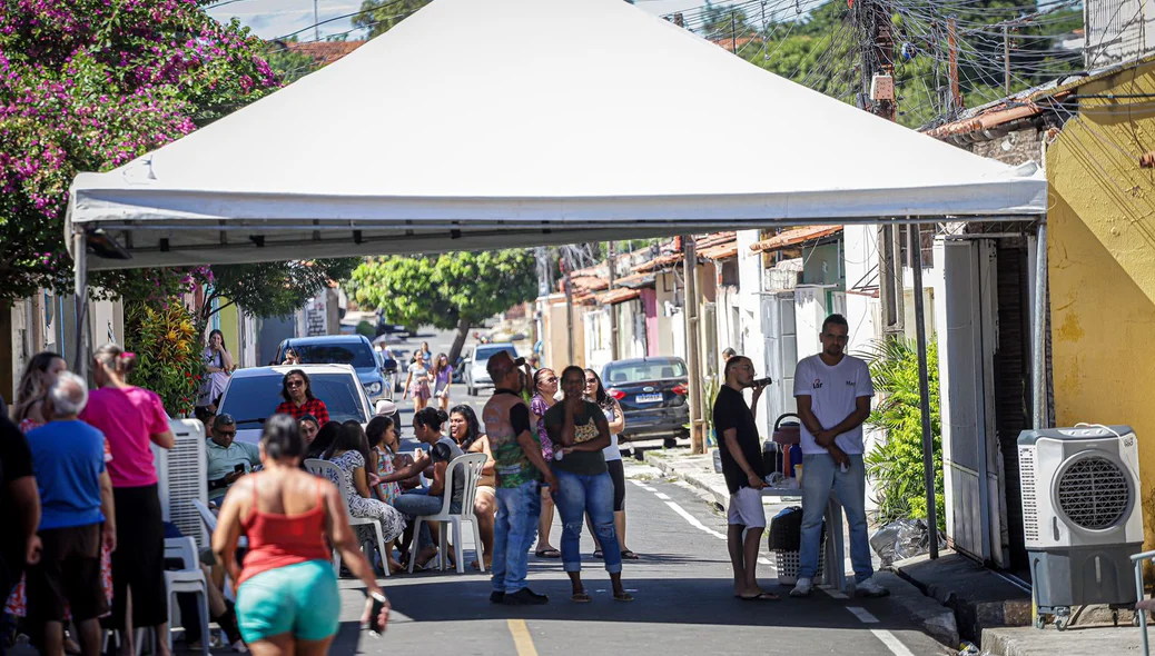 Várias pessoas no velório