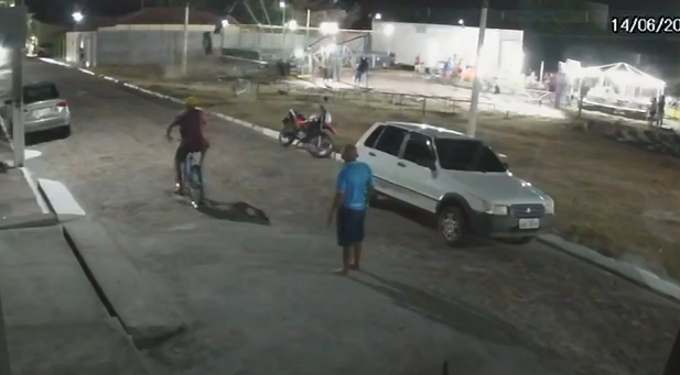 Veja momento em que brinquedo de parque desaba em São João da Fronteira