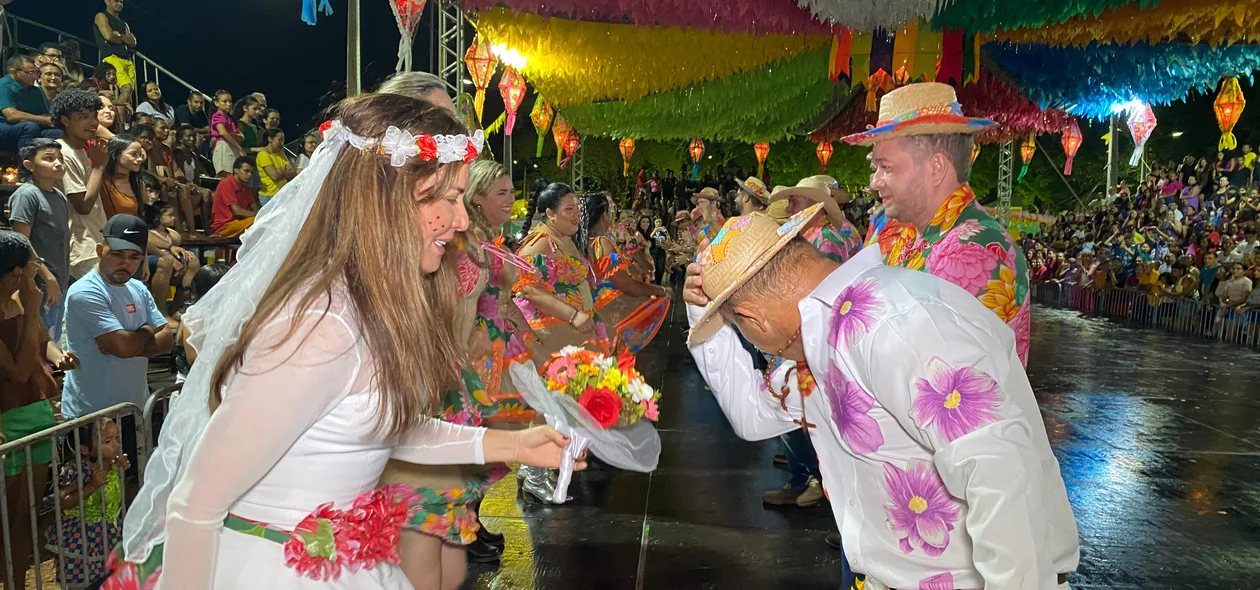 A prefeita foi a noiva da quadrilha