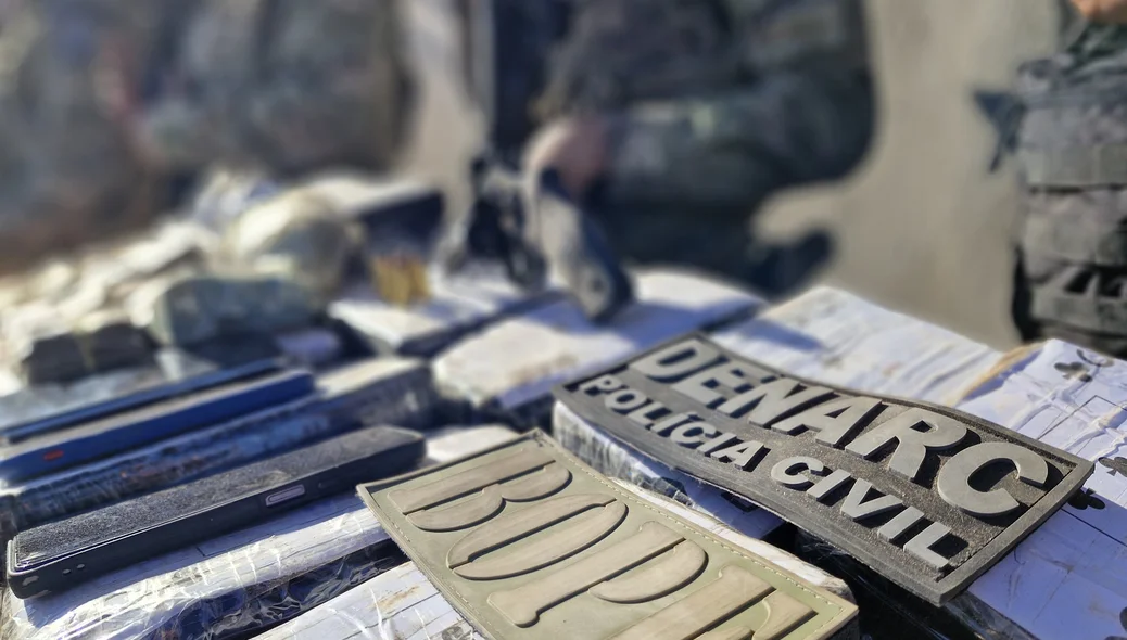 Além da droga, a polícia também apreendeu armas de fogo