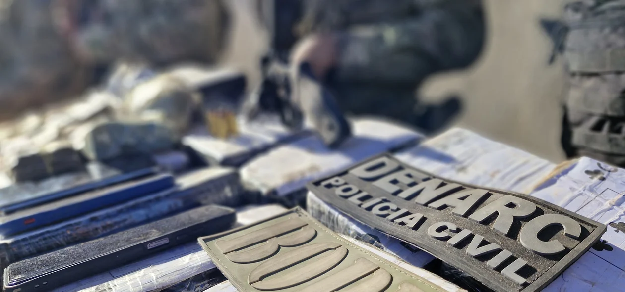 Além da droga, a polícia também apreendeu armas de fogo