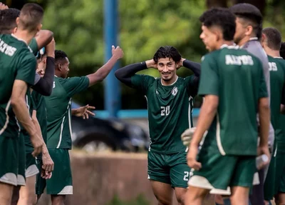 Mikael Raitz passando pelo corredor para ser "batizado" pelos jogadores do Altos