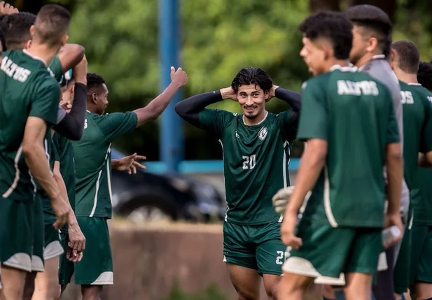Mikael Raitz passando pelo corredor para ser "batizado" pelos jogadores do Altos