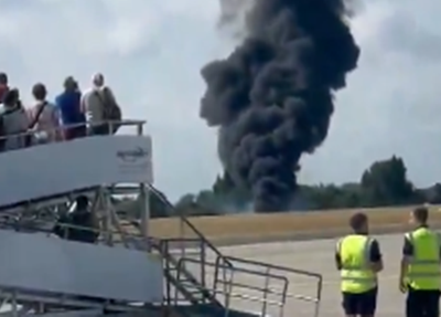 Avião de pequeno porte cai em aeroporto próximo a Londres
