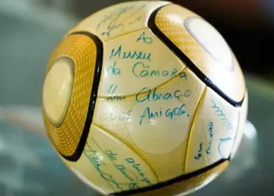 Bola assinada por Neymar