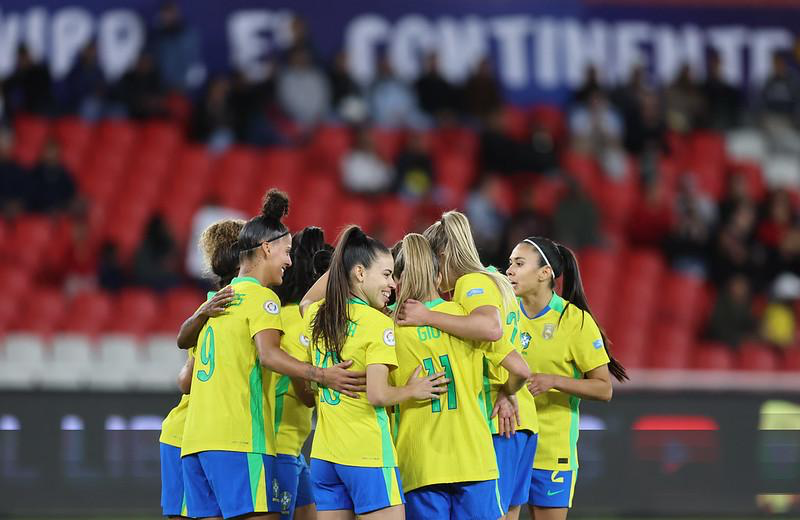 Brasil goleia Uruguai e avança à final da Copa América Feminina