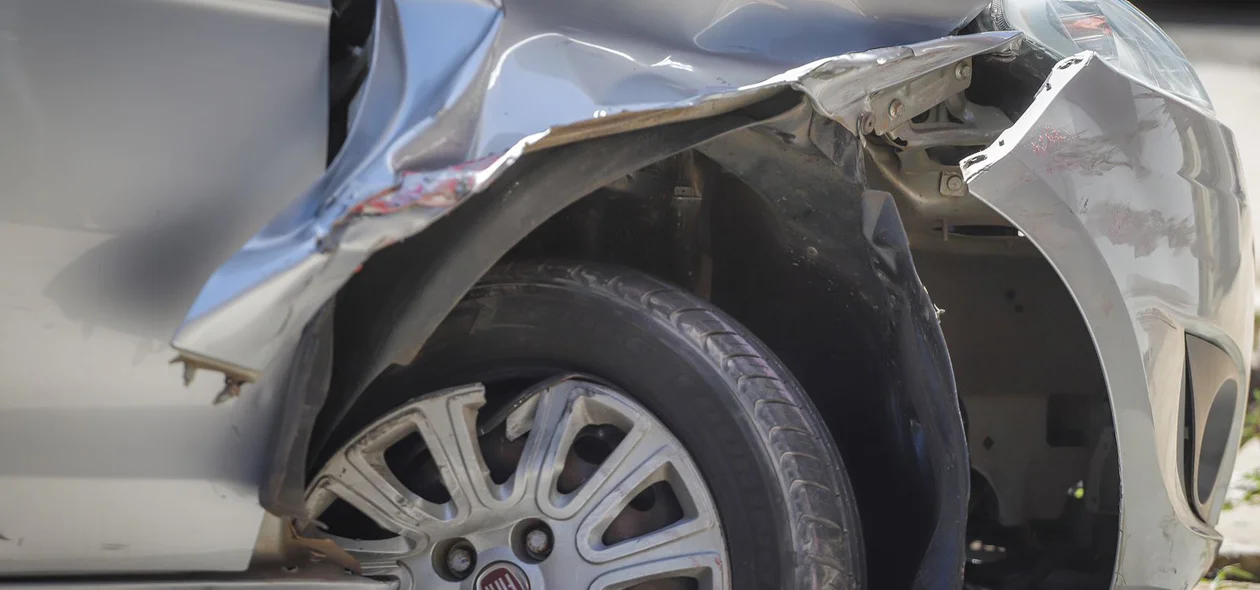 Carro Fiat Palio ficou parcialmente destruído