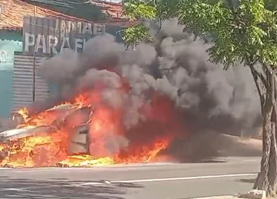 Carro pegou fogo na Avenida Duque de Caxias