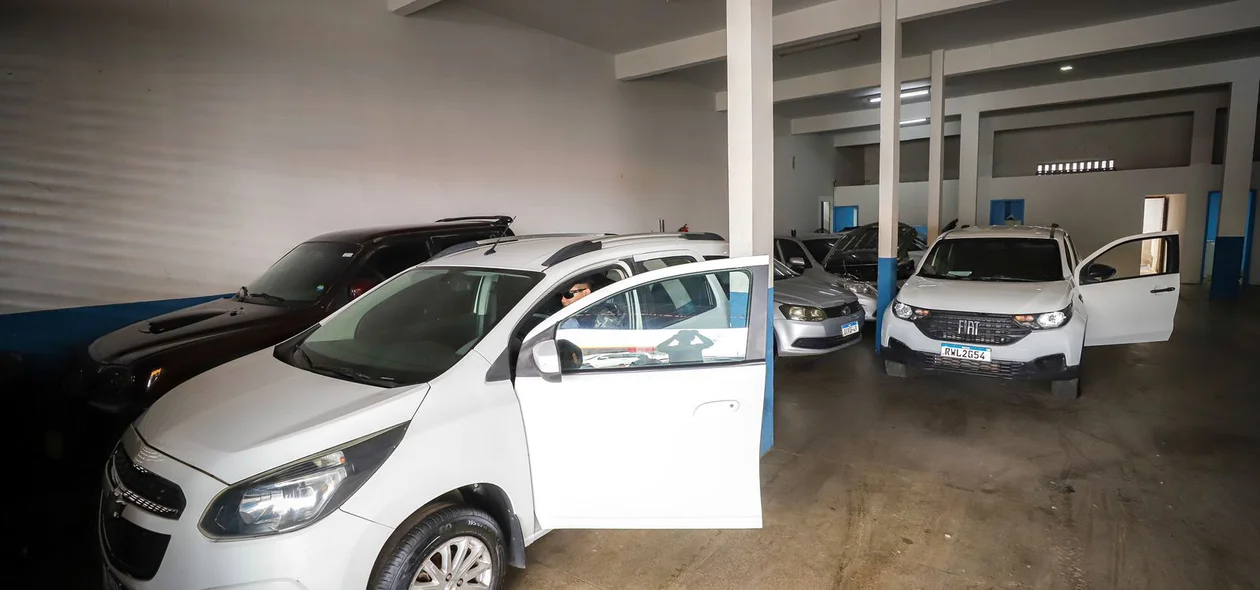 Carros no interior da loja