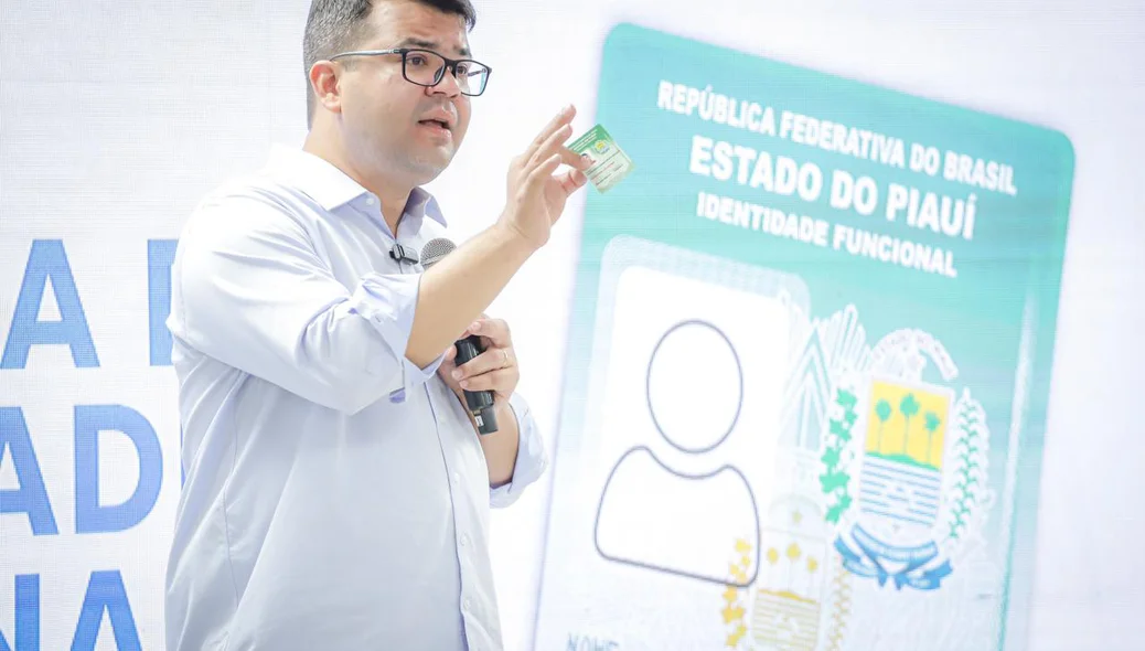 Chico Lucas apresentando a Carteira de Identidade Funcional