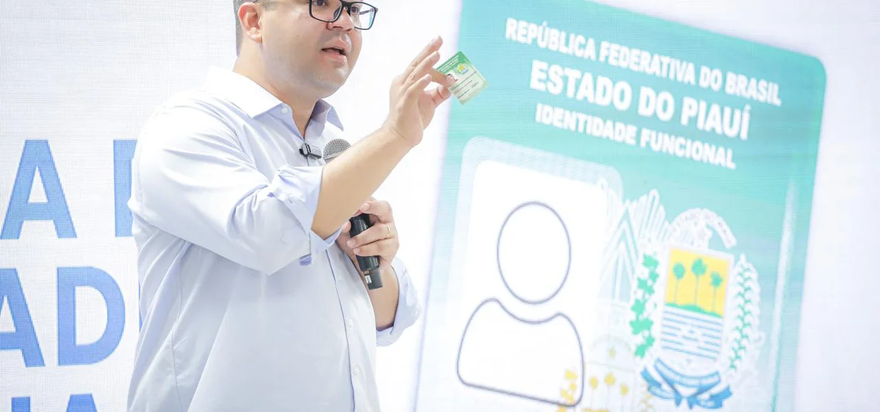 Chico Lucas apresentando a Carteira de Identidade Funcional