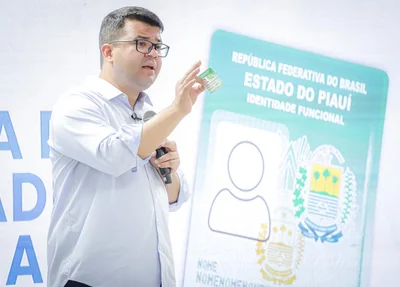 Chico Lucas apresentando a Carteira de Identidade Funcional