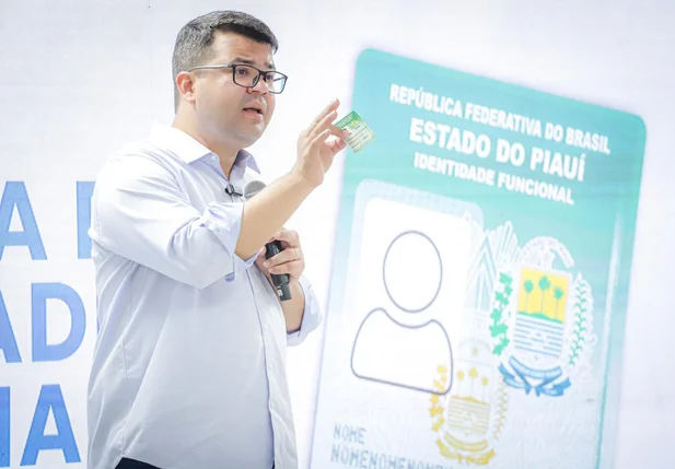 Chico Lucas apresentando a Carteira de Identidade Funcional