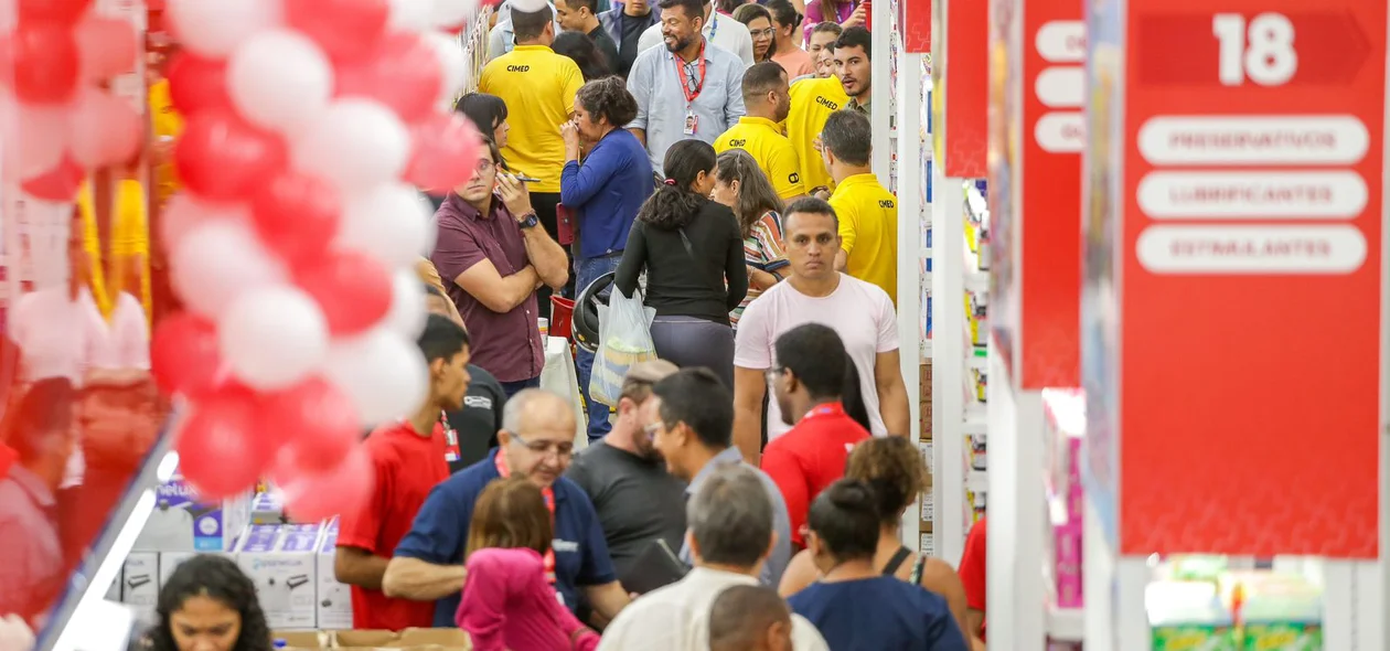 Clientes no Atacadão Toureiro