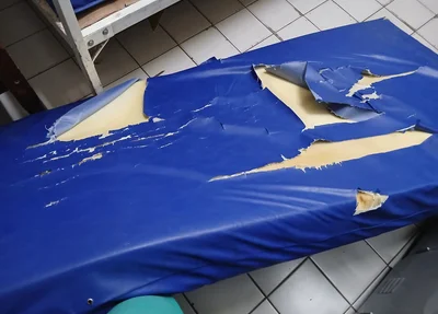 Colchões rasgados e móveis deteriorados