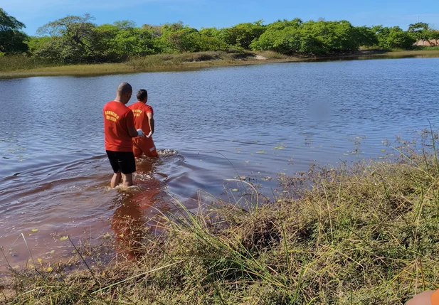 Corpo foi retirado da lagoa pelos bombeiros