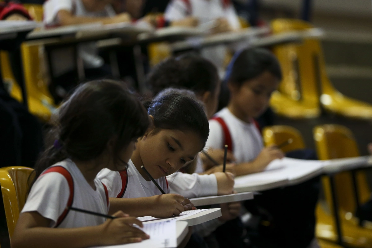 Crianças estudando na escola