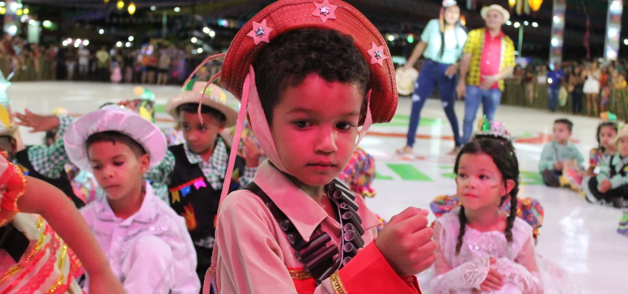 Crianças se apresentaram