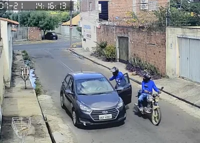 Criminosos roubam carro de idosos no bairro Pedra Mole
