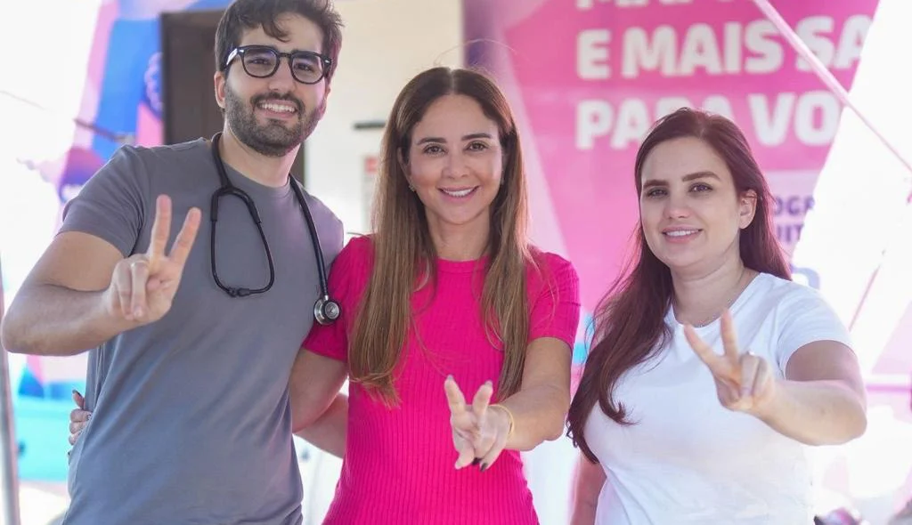 Deputada Bárbara do Firmino ao lado da mãe Lucy Soares e do irmão