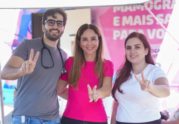 Deputada Bárbara do Firmino ao lado da mãe Lucy Soares e do irmão