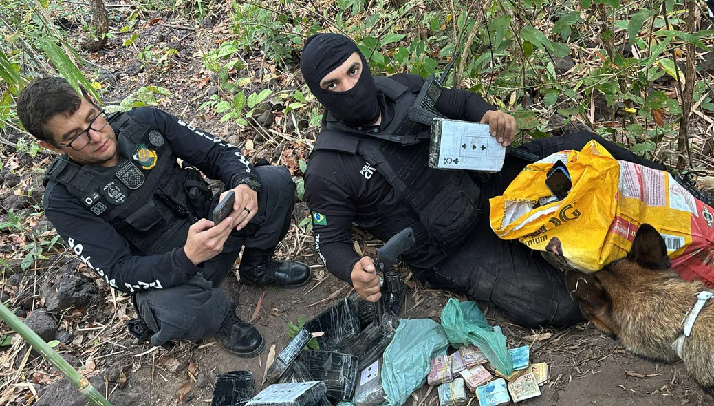 Drogas, celulares e dinheiro trocado encontrados em um depósito enterrado
