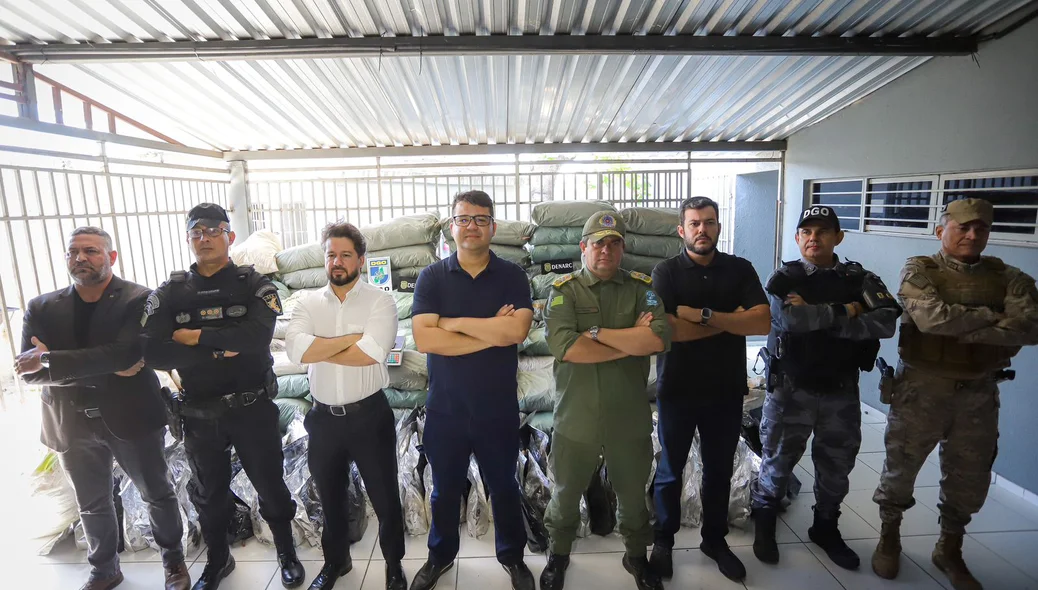 Equipes da polícias Civil e Militar com o secretário de Segurança Pública, Chico Lucas