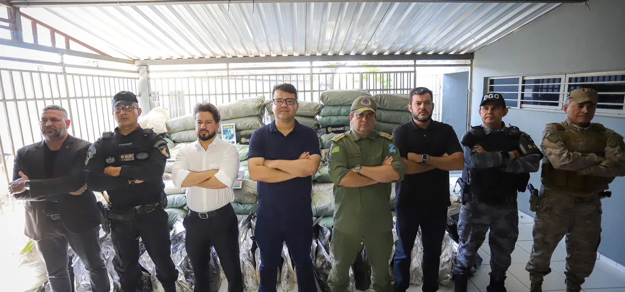 Equipes da polícias Civil e Militar com o secretário de Segurança Pública, Chico Lucas
