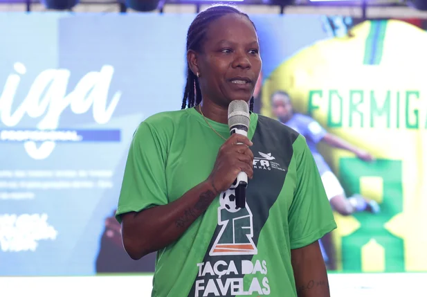 Formiga, ex-Seleção Brasileira, presente na abertura da Taça das Favelas