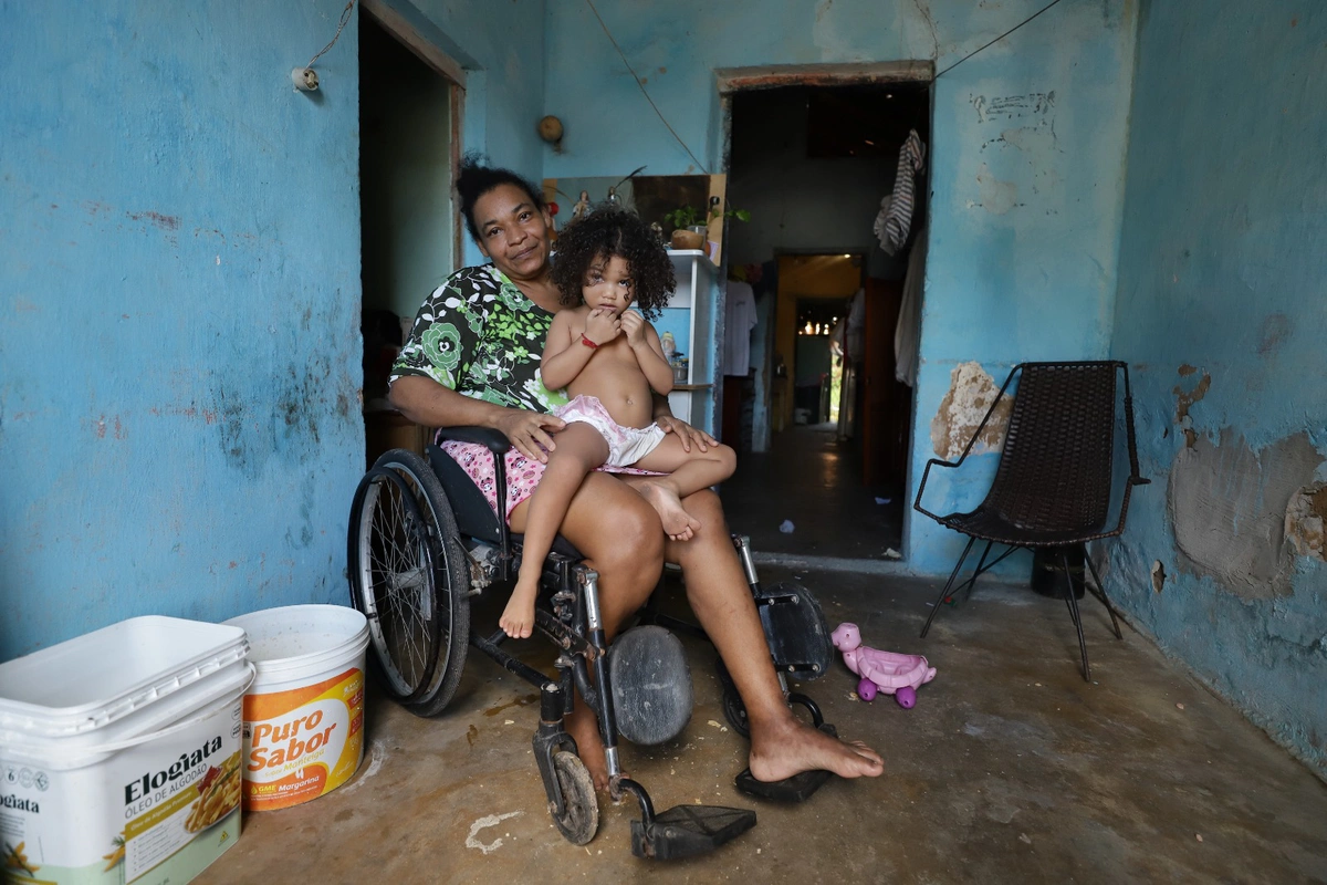 Gonçala da Paz Rocha com sua filha de 2 anos