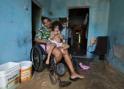 Gonçala da Paz Rocha com sua filha de 2 anos