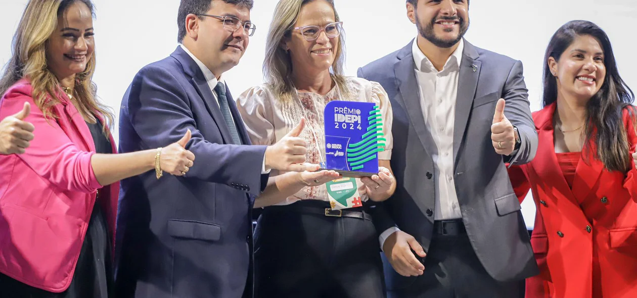 Governador Rafael Fonteles entrega prêmio para escolas