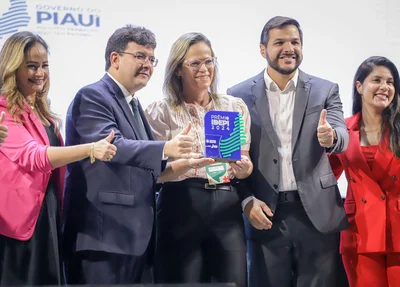 Governador Rafael Fonteles entrega prêmio para escolas