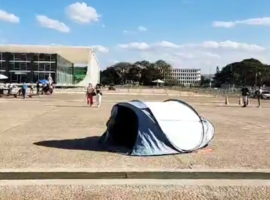 Hélio Lopes monta acampamento na Praça dos Três Poderes