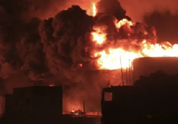 Israel bombardeia portos no Iêmen após ataques dos houthis
