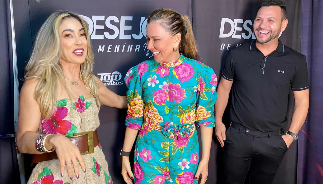 Ivanária Sampaio e cantores da Desejo de Menina