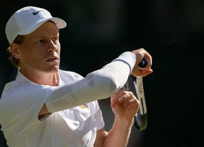 Jannik Sinner não tomou conhecimento de Djokovic e garantiu vaga na final em Wimbledon