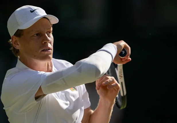 Jannik Sinner não tomou conhecimento de Djokovic e garantiu vaga na final em Wimbledon