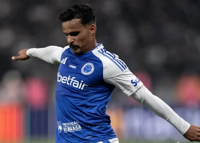 Jogador do Cruzeiro buscando o ataque em jogo contra o Corinthians