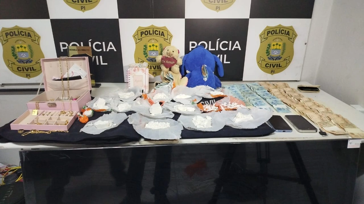 Joias, dinheiro e cocaína apreendidas com casal no bairro Promorar