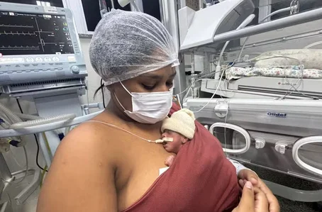 Jovem de 23 anos dá à luz a quadrigêmeos