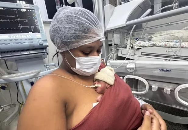 Jovem de 23 anos dá à luz a quadrigêmeos
