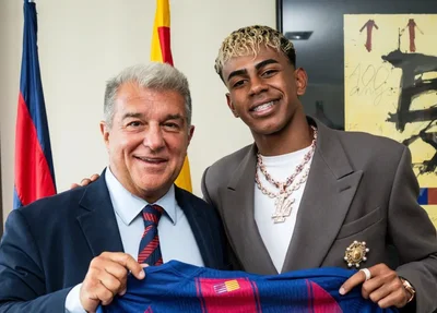 Lamine Yamal com a camisa 10 do Barcelona